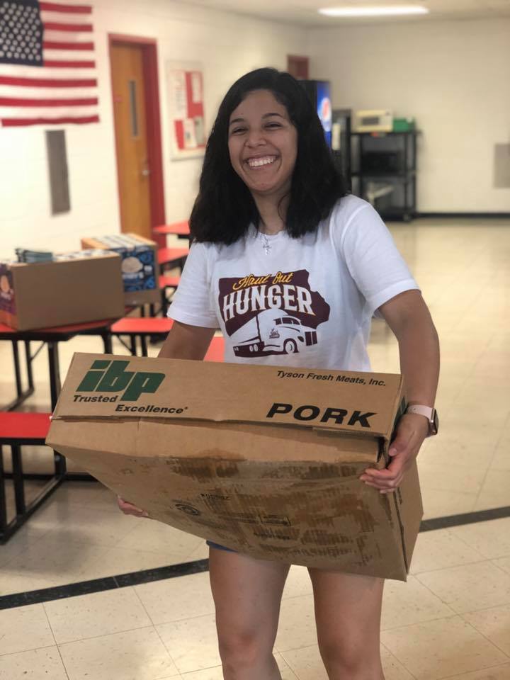 chariton-middle-school-food-pantry-haul-out-hunger-iowa-select-farms